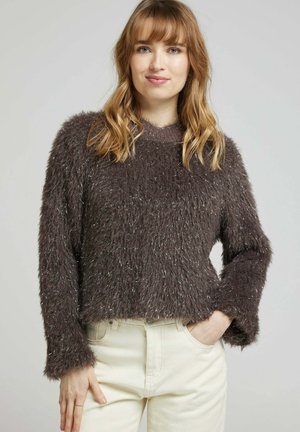 Pull en laine flou, marron foncé, avec un col rond et des manches longues, présentant une texture douce et des fils métalliques subtils.
