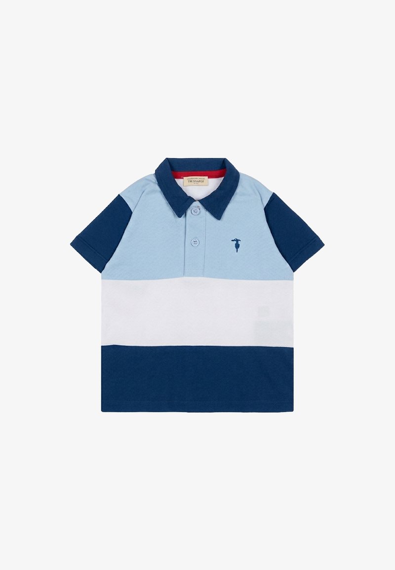 Polo à manches courtes avec des rayures horizontales bleu clair, blanc et bleu marine et un col bleu marine avec deux boutons.