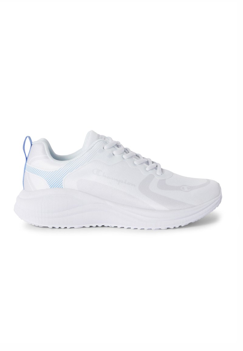 Zapatillas deportivas blancas hechas de malla y materiales sintéticos. Incluyen acentos azules, suela texturizada y un talón reforzado con lazo de tirón.