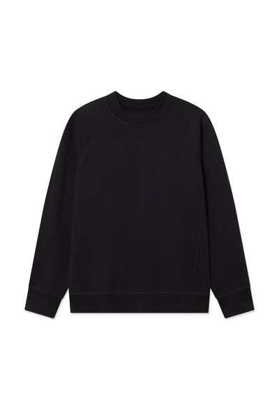 Pulover negru cu guler rotund, are mâneci raglan, manșete și tiv din bumbac elastic, și o textură fină. Detaliu subtil al logo-ului în partea din față.