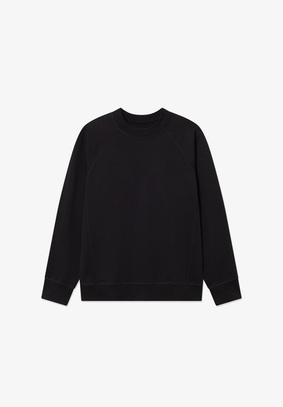 Musta crewneck collegepaita, jossa on raglanhihoja, ribbiohut hihansuissa ja helmassa sekä sileä pinta. Huomaamaton logotyyppi edessä.