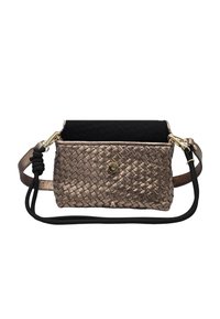 Sac à main en bronze métallique tissé avec un dessus en tissu noir, doté d'une fermeture sécurisée, de bretelles ajustables et d'une surface texturée.