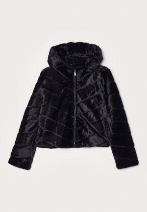 Must vest, mille musta faux karusnaha cropped jope kapuutsi ja diagonaalse õmmeldud mustriga, mis sulgub ees tõmblukuga. Pehme tekstuur ja sile viimistlus.