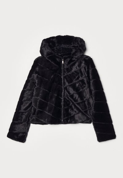 Svart syntetpäls kort jacka med huva, med ett diagonalt kviltat mönster och en dragkedjestängning fram. Mjuk textur och slät finish.