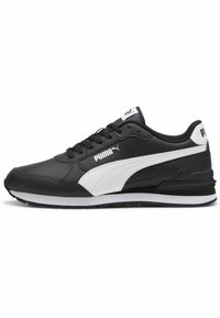 Černé sportovní boty s koženým svrškem, které mají bílé logo Puma a pruh. Podešev je černá s bílou mezipodešví.