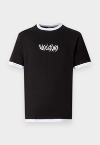 Zwarte katoenen T-shirt met korte witte ribgebreide mouwen en kraag. Voorzien van witte grafische tekst gedrukt op de voorkant.