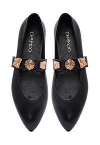 Ballerine in pelle nera con punta a forma affusolata. Presentano una cintura nera decorata con accessori in metallo dorato. Texture liscia e design minimalista.