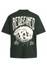 Donkergroene T-shirt met korte mouwen, met een grote witte grafische afbeelding van een oog met bliksem, en de teksten: "HERDEFINIËREN" en "Alziend oog".