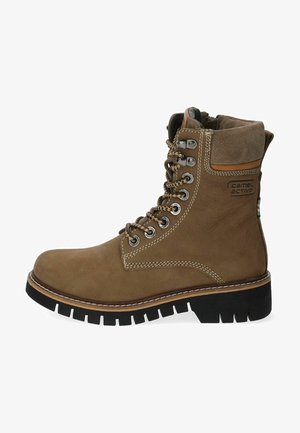 Brune læder snørebåndsstøvle med en tekstureret overdel, polstret krave, metaløjelser og en kraftig sort gummisål med udtalte riller.