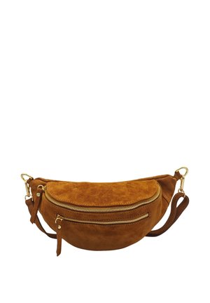 Sac bandoulière en daim marron avec une forme incurvée, doté de fermetures éclair dorées et d'une bandoulière amovible. Deux compartiments zippés ajoutent de l'utilité.