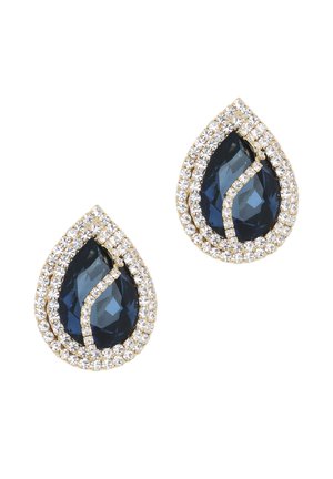 Pendientes con forma de lágrima con grandes piedras preciosas azul oscuro rodeadas por dos filas de pequeñas piedras transparentes y brillantes en un engaste dorado.