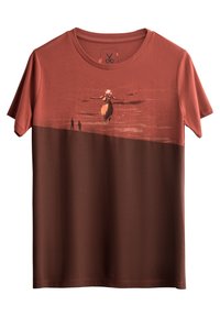 Bruine T-shirt met korte mouwen, voorzien van een grafisch ontwerp dat een figuur in de vlucht toont tegen een achtergrond van een verloopzonsopgang.