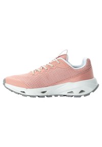 Scarpa da corsa in mesh rosa chiaro con superficie testurizzata, suola intermedia bianca, suola esterna grigia e lacci piatti; presenta un colletto e una linguetta imbottiti.