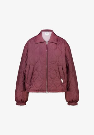 Bordeauxrood gewatteerd jack met een boxy ontwerp, ritssluiting, twee voorzakken en gerimpelde manchetten. Gladde textuur met minimale details.