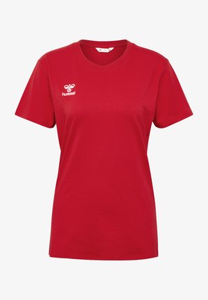 Rotes Baumwoll-T-Shirt mit V-Ausschnitt. Mit einem weißen Logo auf der linken Brustseite. Kurze Ärmel und eine schlichte Textur.