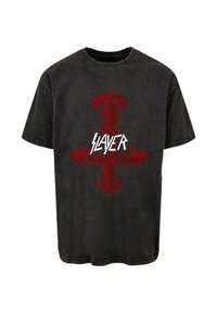 Camiseta de algodón negra con un gran diseño gráfico rojo de una cruz y calaveras, con la palabra "Slayer" en fuente blanca y en negrita en el centro.