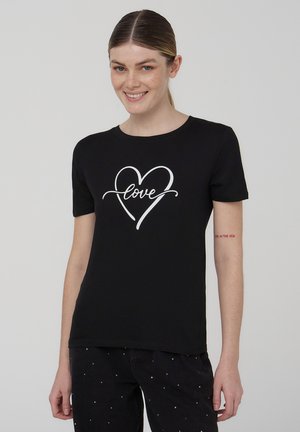 T-shirt nera in cotone a maniche corte con un design centrale di un cuore bianco e la scritta "love". Taglio semplice e classico.