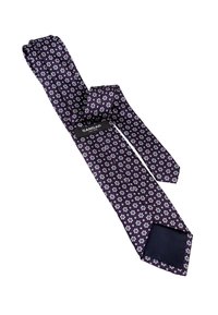 Ciemnofioletowy krawat z białym i jasnoniebieskim kwiatowym wzorem oraz czarną metką z napisem "SANGAR Since 1956," leżący na białym tle.