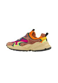 Sneaker multicolore in marrone, verde, viola e arancione. Presenta una parte superiore testurizzata, una suola a contrasto e elementi di design unici.