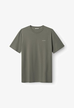 Olívazöld rövid ujjú póló puha pamutból, kerek nyakkivágással, egyenes szegéllyel és egy kis logóval a mellkason.
