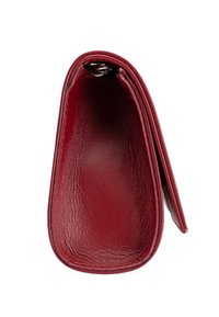Portafoglio rosso in pelle con una superficie liscia e lucida. Presenta una chiusura a fermaglio sicura e un design compatto e curvato. L'interno è privo di fodera.