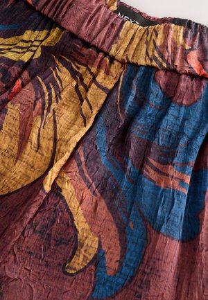 Gonna multicolore con tessuto testurizzato dal design arricciato. Motivi audaci nelle tonalità di blu, giallo e bordeaux con una cintura elastica.