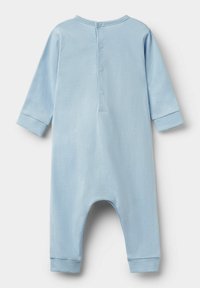 Modrý overal s dlouhým rukávem vyrobený z měkké bavlny, s druky na zádech, pružnými manžetami a zaobleným výstřihem.