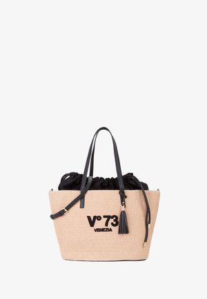 Sac fourre-tout en paille tissée beige avec doublure en tissu noir. Dispose de poignées en cuir noir, de détails à pompon et d'un logo imprimé à l'avant.