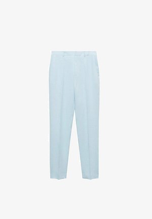 Pantaloni personalizați de culoare albastru deschis, cu o textură netedă, croială slim, pliseuri frontale și buzunare laterale discrete; concepuți pentru un aspect modern.