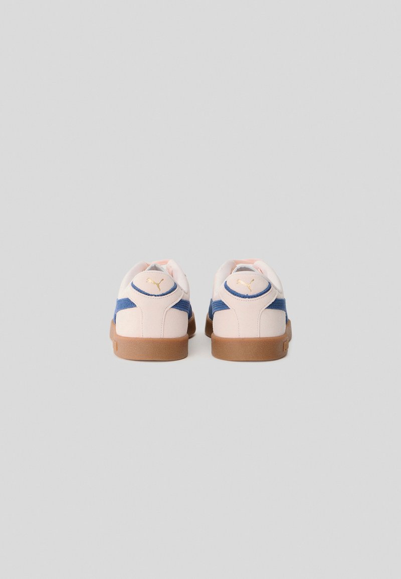 Zapatillas con un diseño en rosa y azul marino, con textura de ante y malla, punta redonda, cuello acolchado y suela de goma. Acento de logo dorado.