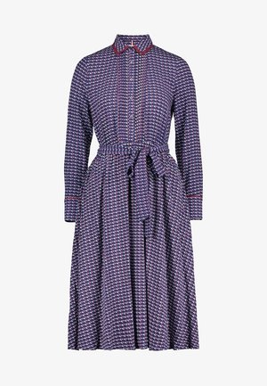 Vestito camicia viola a maniche lunghe con piccolo motivo a freccia bianco e rosso, rifinitura del colletto rossa, davanti con bottoni e cintura in vita.