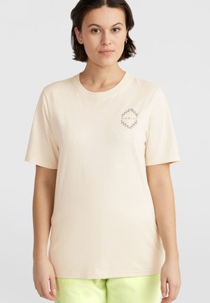 Crème-kleurig t-shirt van zacht katoen, met een kleine bruine logo-afbeelding op de linkerkant van de borst en een relaxte pasvorm met korte mouwen.
