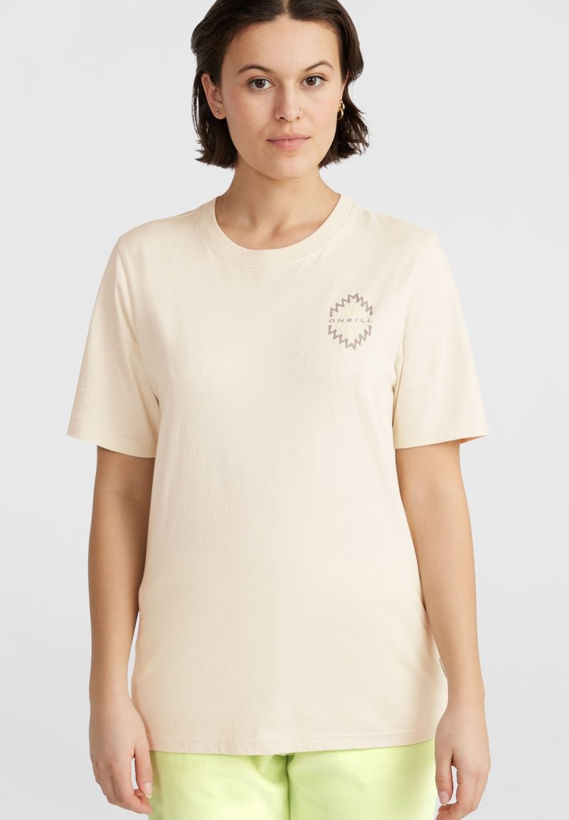 T-shirt color crema realizzato in morbido cotone, con un piccolo logo grafico marrone sul lato sinistro del petto e una vestibilità rilassata con maniche corte.
