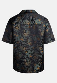 Kortærmet skjorte i satin. Sort bund udsmykket med intrikate grønne drage- og blomster mønstre, med orange blomster detaljer og en krave.