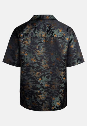 Kurzarmhemd aus Satin. Schwarzer Grund mit aufwendigen grünen Drachen- und Blumenmustern, ergänzt durch orangefarbene Blumenakzente und einen Kragen.