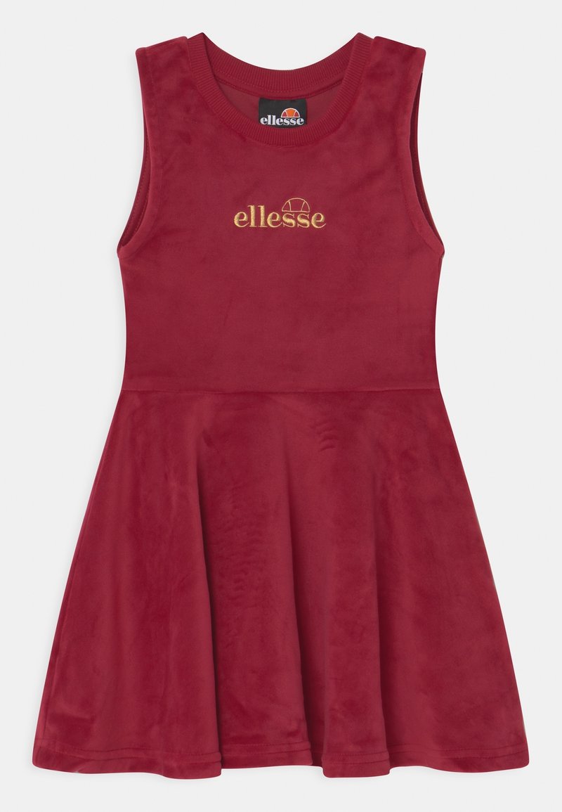 Robe sans manches en velours rouge avec une jupe évasée, un col rond et le logo "ellesse" brodé en or sur la poitrine.