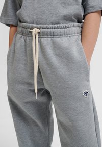 Grijze sweatpants van een zachte katoenmix, met een elastische tailleband met een koord, zijzakken en een geborduurd bijenlogo.