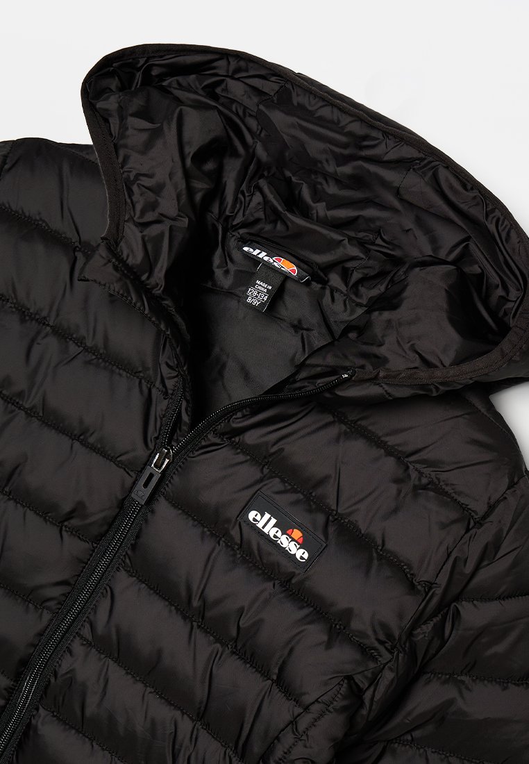 Schwarze Pufferjacke mit Kapuze, ausgestattet mit einem Reißverschluss, gestepptem Design und einem Logo-Patch auf der Brust. Das Material wirkt glatt und glänzend.