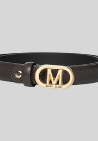 Cintura in pelle marrone con fibbia ovale dorata con la lettera "M" e la scritta "MARC ELLIS". Superficie testurizzata con una fodera interna liscia.