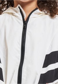 Urban Classics CRINKLE BATWING - Ljetna jakna - white black