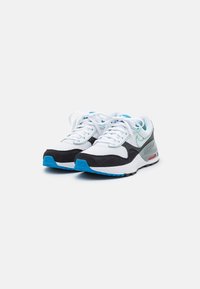 Scarpe da atletica Nike caratterizzate da una tomaia in rete bianca, dettagli in suede nero, accenti azzurri e un'unità air visibile nella suola.