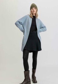 hessnatur Strickjacke - himmelblau