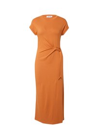 Robe longue orange à manches courtes en tissu doux, avec un détail noué à la taille et une silhouette droite.