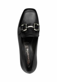 Scarpa in pelle nera con punta squadrata, design piatto e dettaglio decorativo con fibbia metallica. All'interno è visibile il logo e l'indicazione della misura.