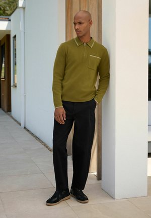 Next, REGULAR FIT - TIPPED LONG SLEEVE KNITTED ZIP NECK POLO SHIRT - Poloshirt - olive green