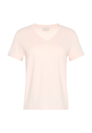 T-shirt rose clair à manches courtes avec col en V, petit logo "CK" sur la poitrine gauche et étiquette Calvin Klein Jeans à l'intérieur du col.