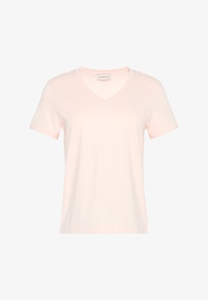 Ανοιχτό ροζ κοντομάνικη μπλούζα με λαιμόκοψη V, μικρό λογότυπο "CK" αριστερά στο στήθος και ετικέτα Calvin Klein Jeans στο εσωτερικό του γιακά.