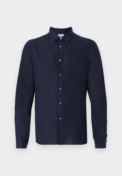 Μπλε ναυτικό λινό πουκάμισο με μακριά μανίκια, κουμπωτό μπροστινό μέρος, αιχμηρό γιακά, μία θήκη στο στήθος και καφέ κουμπιά. Λείο υλικό.