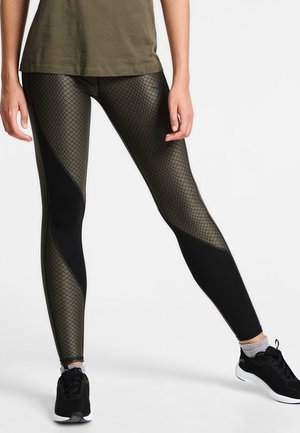 Leggings noirs et vert olive avec un motif en maille texturée de type filet de poisson, dotés d'un panneau noir lisse et d'une silhouette ajustée.