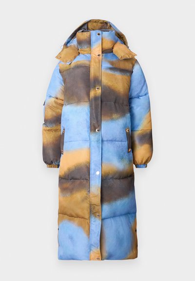 Gepolsterter langer Mantel mit einem abstrakten Muster in Blau, Braun und Gold. Ausgestattet mit einer Kapuze, Druckknöpfen und seitlichen Taschen. Weiche Textur.